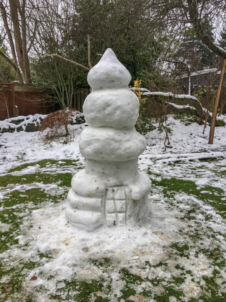 Five-minute actions: this ice cream cone was literally a race against time. The air temperature was quickly rising and rain was making the snow very heavy and slushy. But a five-minute "let's just see how it is" led to an "hour tower" worthy of a picture.