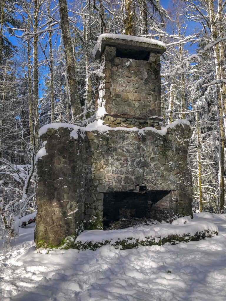 One of the many things I appreciate this year is having an abundance of opportunities on Tuesday mornings to enjoy nature. Last week the new snowfall created childlike wonder and joy at the beauty surrounding me. Bullitt's Fireplace near Central Peak on Squak Mountain.